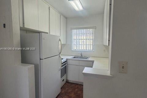 Apartamento en alquiler en Coral Gables, Florida, 2 dormitorios, 272.76 m2 № 1953438 - foto 2