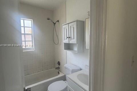 Apartamento en alquiler en Coral Gables, Florida, 2 dormitorios, 272.76 m2 № 1953438 - foto 3