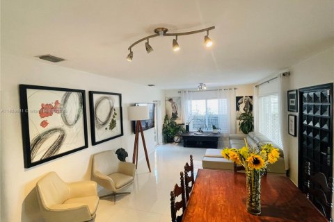House in Miami, Florida 3 bedrooms, 142.88 sq.m. № 1799523 - photo 7