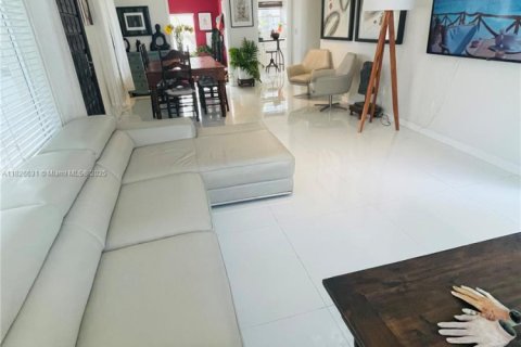 House in Miami, Florida 3 bedrooms, 142.88 sq.m. № 1799523 - photo 6
