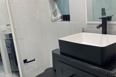 House in Miami, Florida 3 bedrooms, 142.88 sq.m. № 1799523 - photo 19