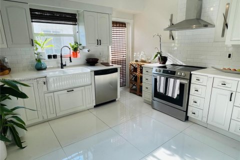 House in Miami, Florida 3 bedrooms, 142.88 sq.m. № 1799523 - photo 8