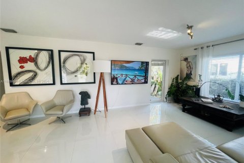 House in Miami, Florida 3 bedrooms, 142.88 sq.m. № 1799523 - photo 2