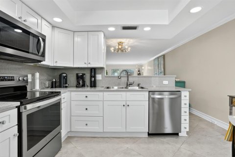 Купить кондоминиум в Коконат Крик, Флорида 2 спальни, 107.4м2, № 1939035 - фото 1