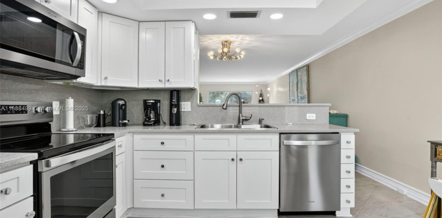 Кондоминиум с 2 спальнями в Коконат Крик, Флорида № 1939035