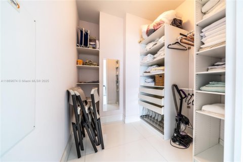 Condominio en venta en Sunny Isles Beach, Florida, 2 dormitorios, 133.31 m2 № 2017089 - foto 11