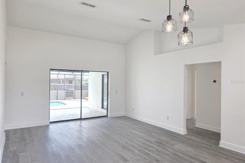 House in Brandon, Florida 3 bedrooms, 164.99 sq.m. № 2403191 - photo 4