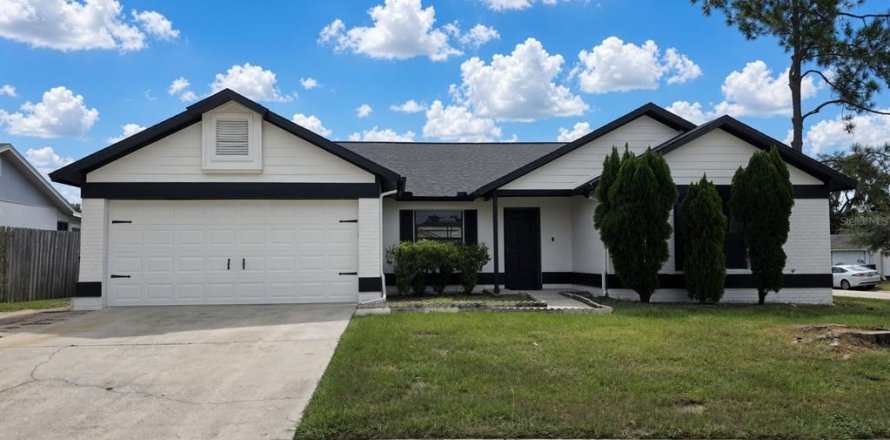 House in Brandon, Florida 3 bedrooms, 164.99 sq.m. № 2403191