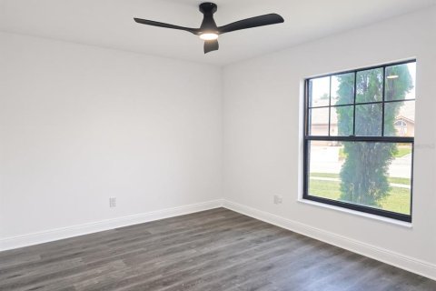 House in Brandon, Florida 3 bedrooms, 164.99 sq.m. № 2403191 - photo 5