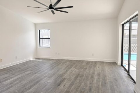 House in Brandon, Florida 3 bedrooms, 164.99 sq.m. № 2403191 - photo 11