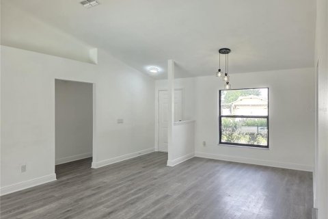 House in Brandon, Florida 3 bedrooms, 164.99 sq.m. № 2403191 - photo 2
