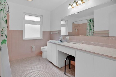 House in Apopka, Florida 5 bedrooms, 234.11 sq.m. № 2234787 - photo 27