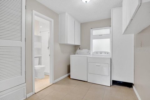 House in Apopka, Florida 5 bedrooms, 234.11 sq.m. № 2234787 - photo 28