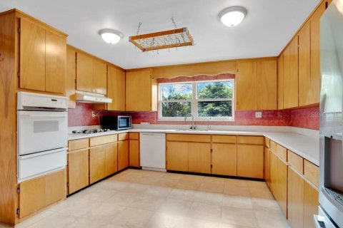 House in Apopka, Florida 5 bedrooms, 234.11 sq.m. № 2234787 - photo 15