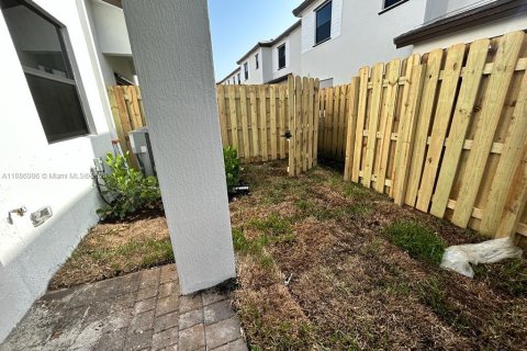 Touwnhouse à louer à Pembroke Pines, Floride: 3 chambres, 157.66 m2 № 1933678 - photo 13