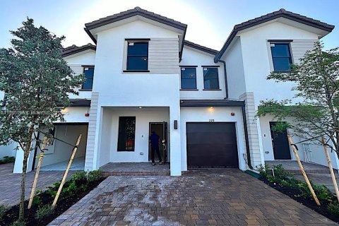 Touwnhouse à louer à Pembroke Pines, Floride: 3 chambres, 157.66 m2 № 1933678 - photo 1