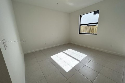 Touwnhouse à louer à Pembroke Pines, Floride: 3 chambres, 157.66 m2 № 1933678 - photo 12