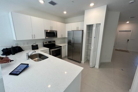 Touwnhouse à louer à Pembroke Pines, Floride: 3 chambres, 157.66 m2 № 1933678 - photo 2