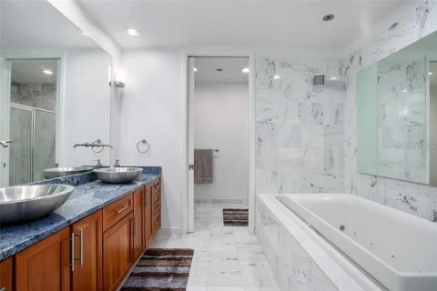 Condo in Orlando, Florida, 4 bedrooms  № 1903251 - photo 12