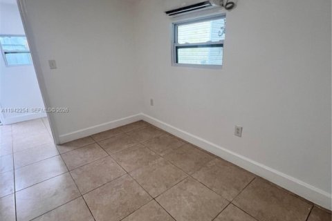 Снять в аренду коммерческую недвижимость в Майами, Флорида 1 спальня, 135.73м2, № 1999800 - фото 16