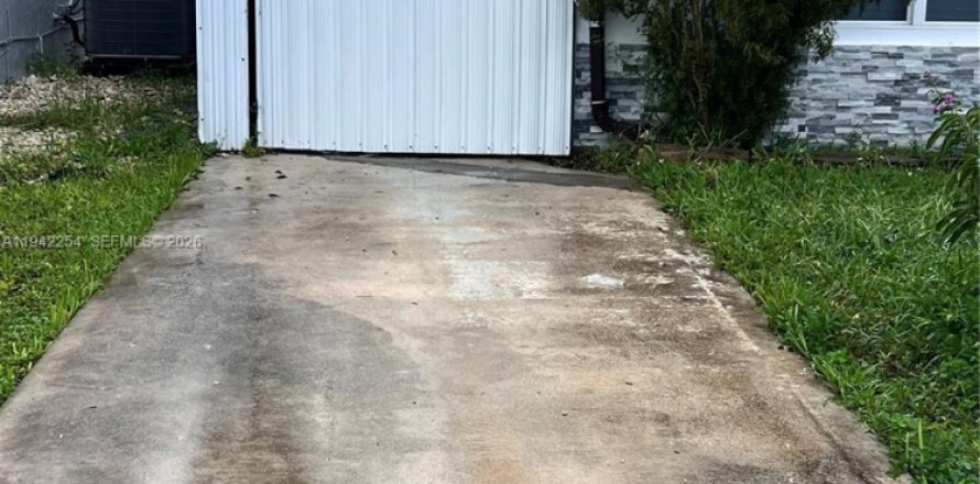 Коммерческая недвижимость в Майами, Флорида 1 спальня, 135.73м2 № 1999800