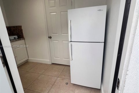 Снять в аренду коммерческую недвижимость в Майами, Флорида 1 спальня, 135.73м2, № 1999800 - фото 7