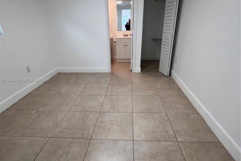 Снять в аренду коммерческую недвижимость в Майами, Флорида 1 спальня, 135.73м2, № 1999800 - фото 13