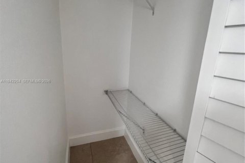 Снять в аренду коммерческую недвижимость в Майами, Флорида 1 спальня, 135.73м2, № 1999800 - фото 14