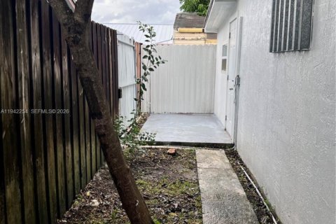 Снять в аренду коммерческую недвижимость в Майами, Флорида 1 спальня, 135.73м2, № 1999800 - фото 4