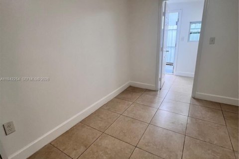 Снять в аренду коммерческую недвижимость в Майами, Флорида 1 спальня, 135.73м2, № 1999800 - фото 17