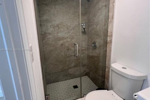 Снять в аренду коммерческую недвижимость в Майами, Флорида 1 спальня, 135.73м2, № 1999800 - фото 22