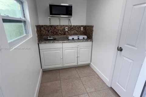 Снять в аренду коммерческую недвижимость в Майами, Флорида 1 спальня, 135.73м2, № 1999800 - фото 8