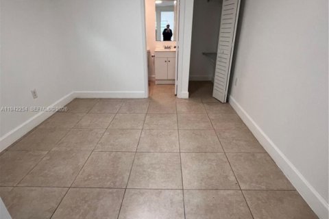 Снять в аренду коммерческую недвижимость в Майами, Флорида 1 спальня, 135.73м2, № 1999800 - фото 10