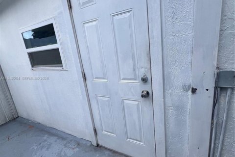 Снять в аренду коммерческую недвижимость в Майами, Флорида 1 спальня, 135.73м2, № 1999800 - фото 2