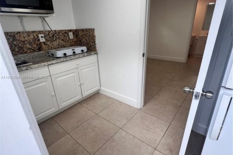 Снять в аренду коммерческую недвижимость в Майами, Флорида 1 спальня, 135.73м2, № 1999800 - фото 9