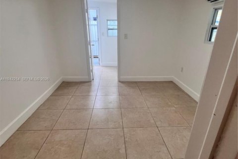 Снять в аренду коммерческую недвижимость в Майами, Флорида 1 спальня, 135.73м2, № 1999800 - фото 15