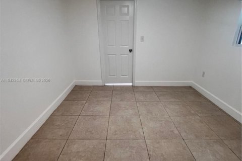 Снять в аренду коммерческую недвижимость в Майами, Флорида 1 спальня, 135.73м2, № 1999800 - фото 18