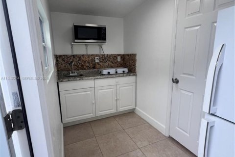 Снять в аренду коммерческую недвижимость в Майами, Флорида 1 спальня, 135.73м2, № 1999800 - фото 6