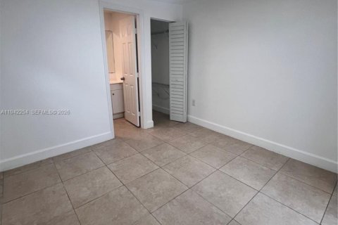 Снять в аренду коммерческую недвижимость в Майами, Флорида 1 спальня, 135.73м2, № 1999800 - фото 12