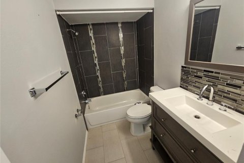 Villa ou maison à louer à Palm Harbor, Floride: 2 chambres, 74.04 m2 № 2106998 - photo 6