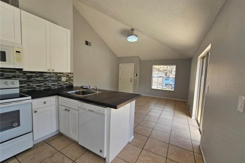 Villa ou maison à louer à Palm Harbor, Floride: 2 chambres, 74.04 m2 № 2106998 - photo 2