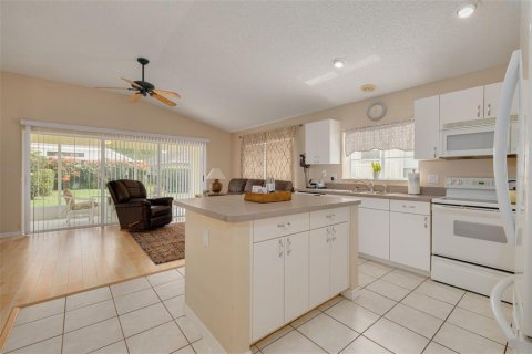 House in New Port Richey, Florida 3 bedrooms, 176.79 sq.m. № 2203839 - photo 9
