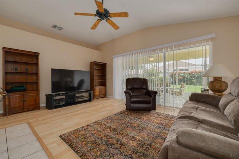 House in New Port Richey, Florida 3 bedrooms, 176.79 sq.m. № 2203839 - photo 11