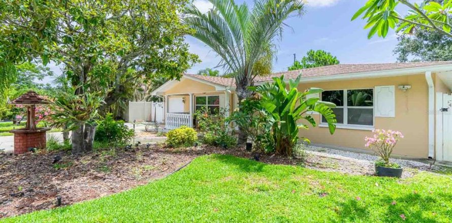 House in Clearwater, Florida 3 bedrooms, 161 sq.m. № 1787697