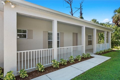 House in North Port, Florida 3 bedrooms, 187.66 sq.m. № 2425398 - photo 2