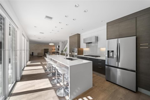 Casa en venta en Miami, Florida, 5 dormitorios, 357.49 m2 № 1971182 - foto 7