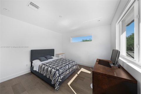 Casa en venta en Miami, Florida, 5 dormitorios, 357.49 m2 № 1971182 - foto 22