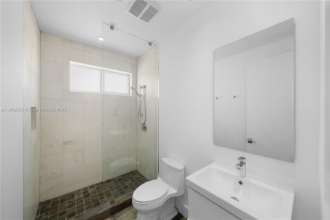 Casa en venta en Miami, Florida, 5 dormitorios, 357.49 m2 № 1971182 - foto 24