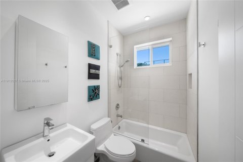 Casa en venta en Miami, Florida, 5 dormitorios, 357.49 m2 № 1971182 - foto 29