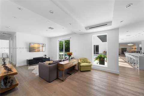 Casa en venta en Miami, Florida, 5 dormitorios, 357.49 m2 № 1971182 - foto 5